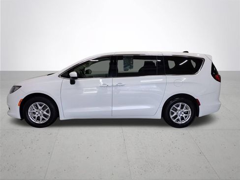 Used 2023 Chrysler Voyager LX FWD image 10