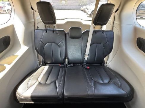 Used 2022 Chrysler Pacifica Touring-L w/ Uconnect Theater Family Group FWD image 16