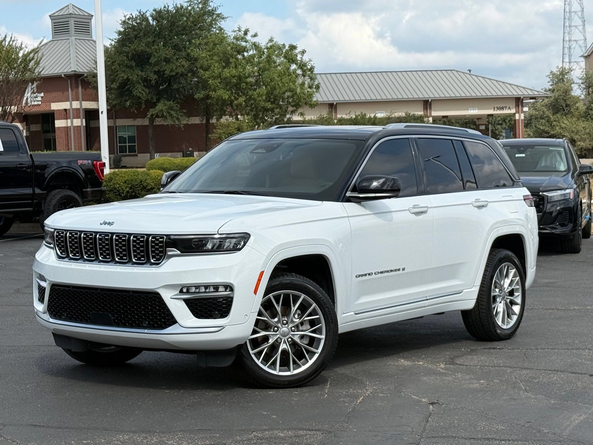 Used 2023 Jeep Grand Cherokee Summit RWD image 1