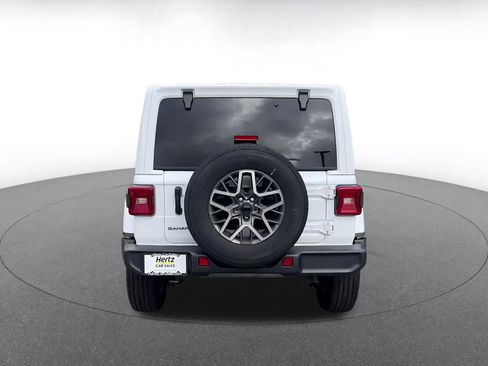 Used 2025 Jeep Wrangler Sahara image 11