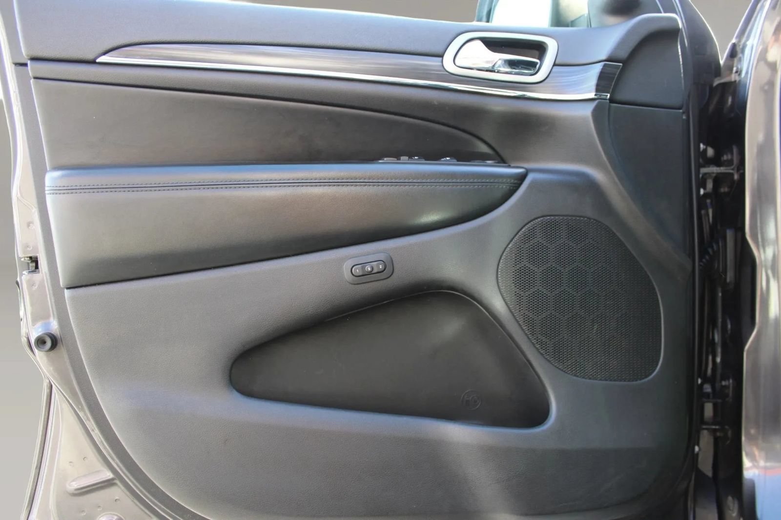 Used 2019 Jeep Grand Cherokee Limited AWD/4WD image 7