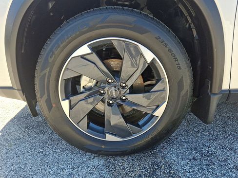 Used 2024 Nissan Rogue SV AWD/4WD image 8