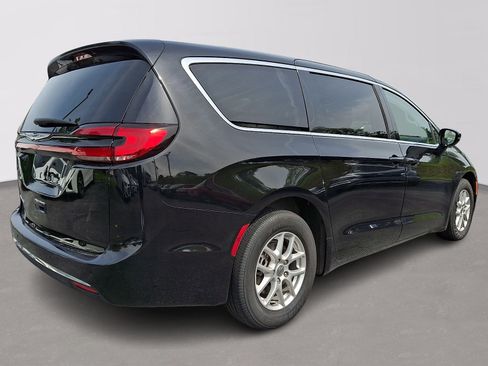 Used 2024 Chrysler Pacifica Touring-L FWD image 6