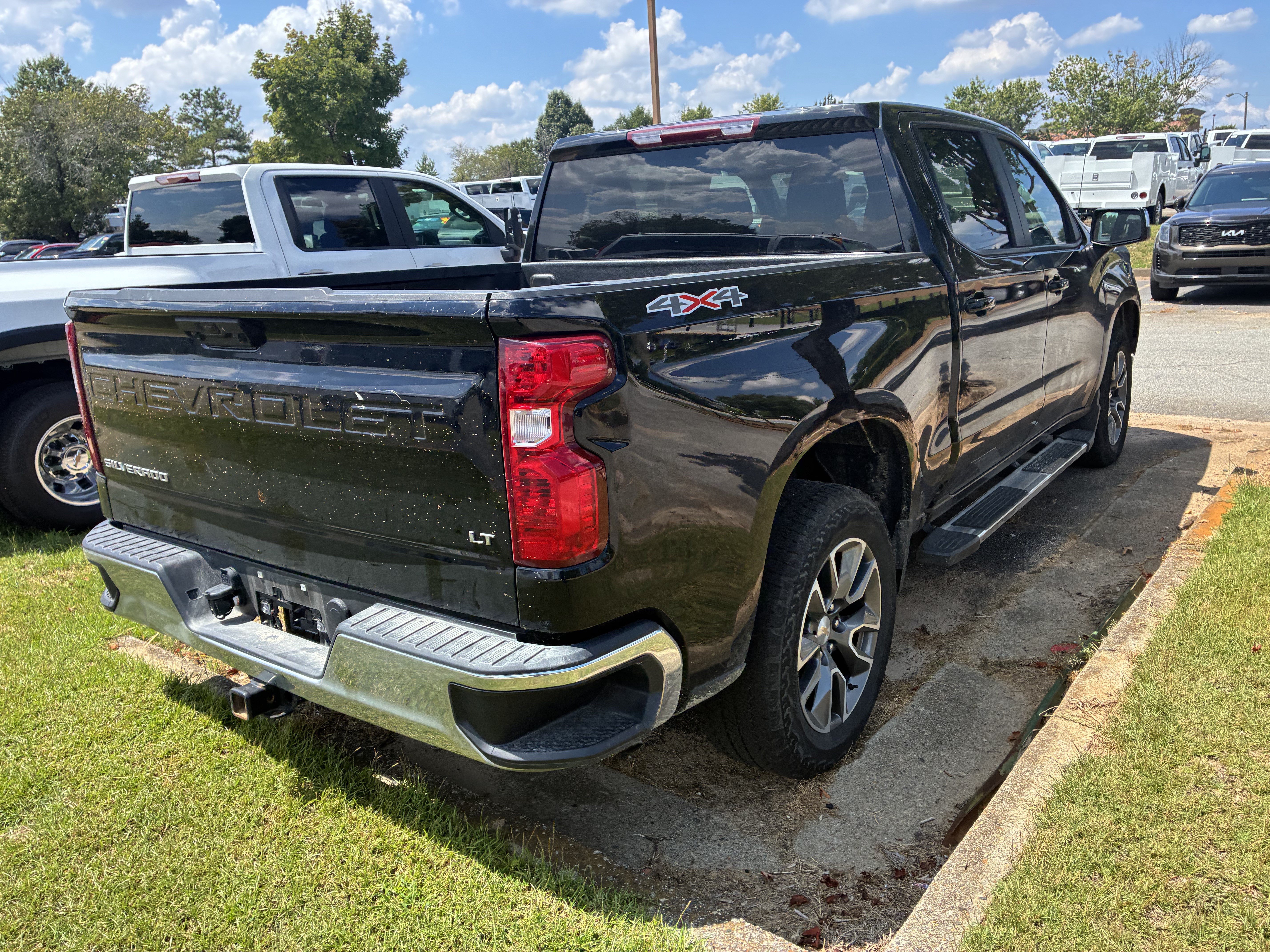 Used 2024 Chevrolet Silverado 1500 LT AWD/4WD image 8