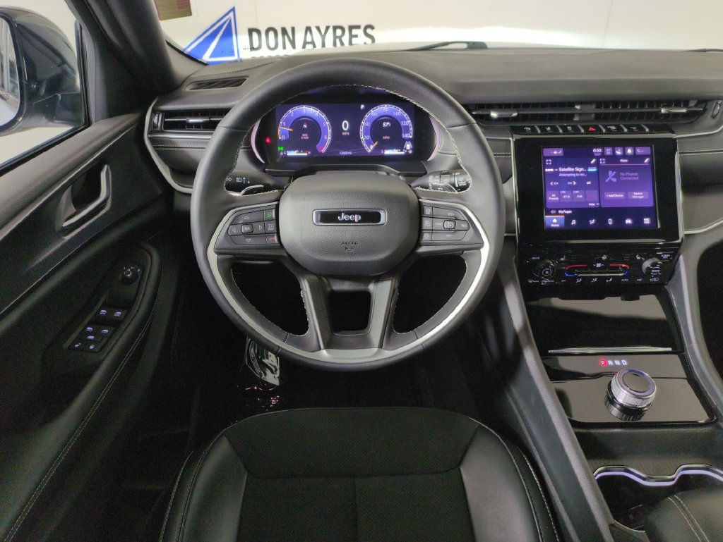 Used 2025 Jeep Grand Cherokee Altitude AWD/4WD image 18