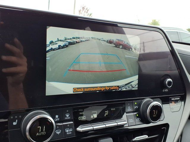 Used 2024 Toyota Highlander XLE AWD/4WD image 13