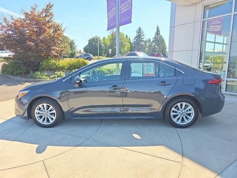 Used 2025 Toyota Corolla XLE image 3