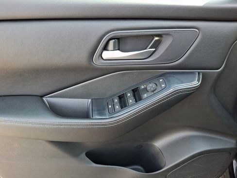 Used 2024 Nissan Rogue SV AWD/4WD image 12