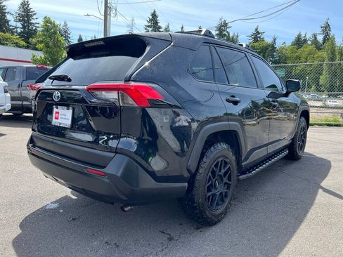 Used 2021 Toyota RAV4 XLE AWD/4WD image 4