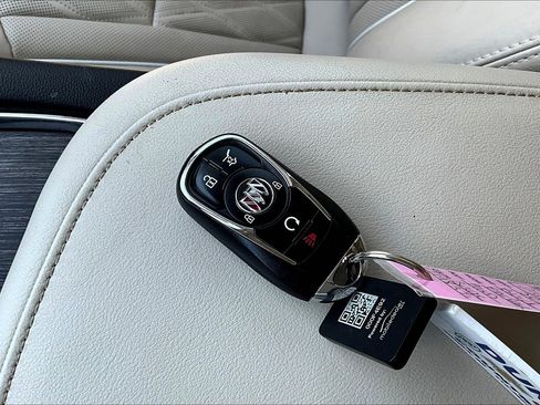 Used 2023 Buick Enclave Avenir image 10