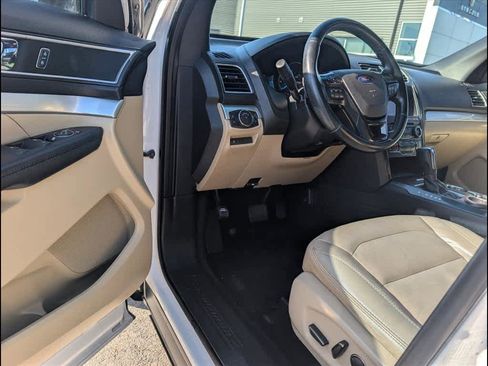 Used 2016 Ford Explorer XLT w/ Equipment Group 202A image 4