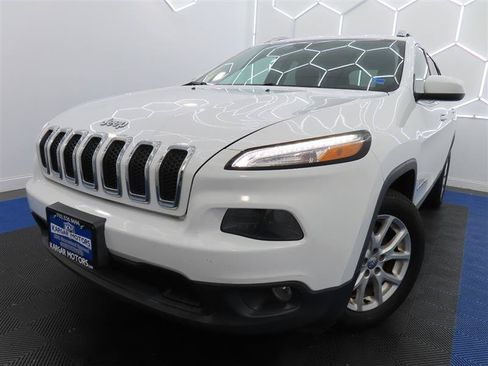 Used 2018 Jeep Cherokee Latitude Plus w/ Comfort/Convenience Group FWD image 1