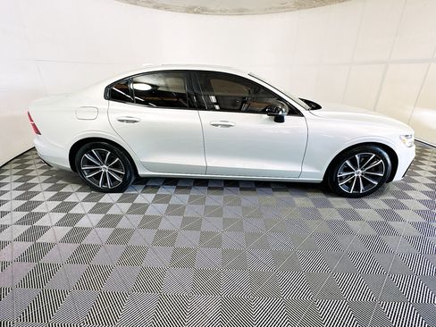 Used 2022 Volvo S60 B5 Momentum w/ Premium Package FWD image 2