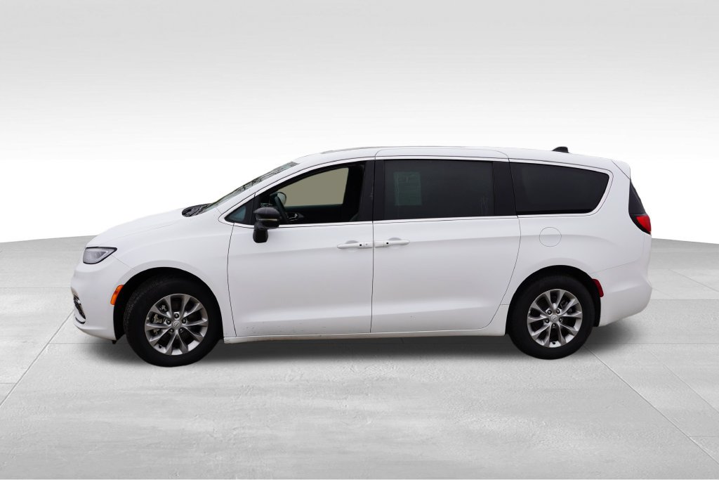 Certified 2026 Chrysler Pacifica Limited FWD image 9