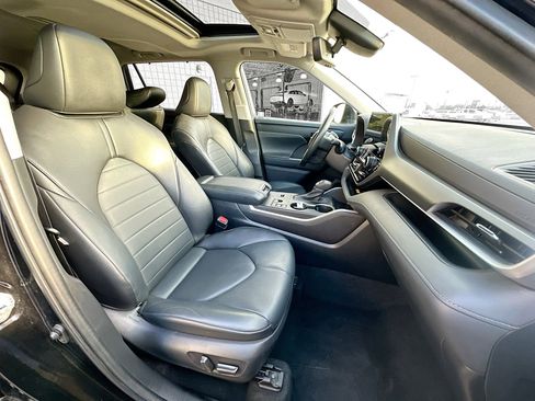 Used 2023 Toyota Highlander XLE image 33