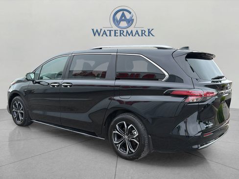 Used 2025 Toyota Sienna Platinum AWD/4WD image 3