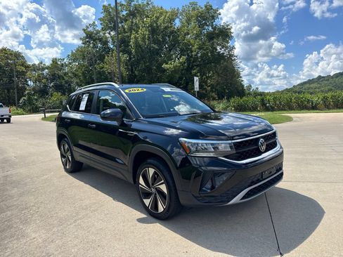 Used 2024 Volkswagen Taos SE AWD/4WD image 3