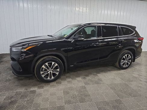 Used 2022 Toyota Highlander XLE AWD/4WD image 6