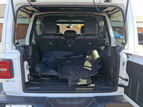 Used 2018 Jeep Wrangler Unlimited Sahara AWD/4WD image 30