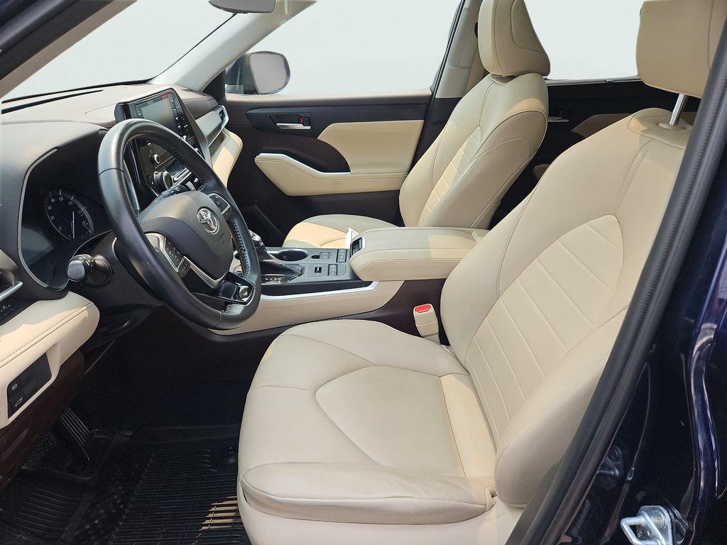 Used 2021 Toyota Highlander XLE AWD/4WD image 32