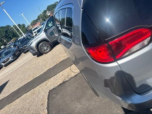 Used 2018 Chrysler Pacifica Touring-L FWD image 4