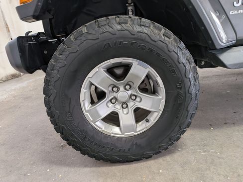 Used 2020 Jeep Gladiator Overland AWD/4WD image 14