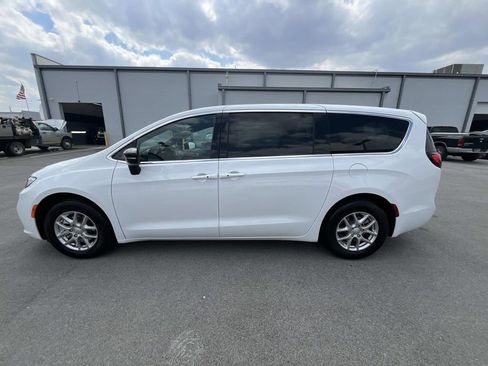 New 2026 Chrysler Pacifica Select image 4