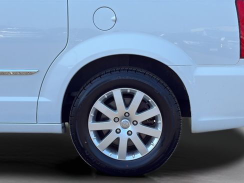 Used 2016 Chrysler Town & Country Touring FWD image 28