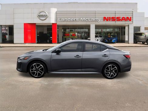 Used 2025 Nissan Sentra SR w/ SR Premium Package image 6