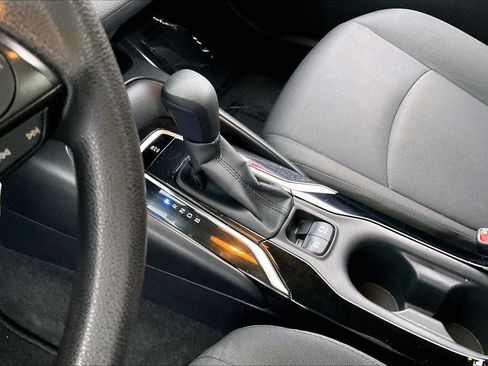 Used 2021 Toyota Corolla LE image 16