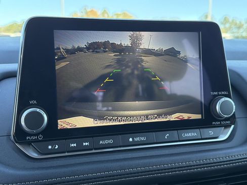 Used 2024 Nissan Rogue SV image 3