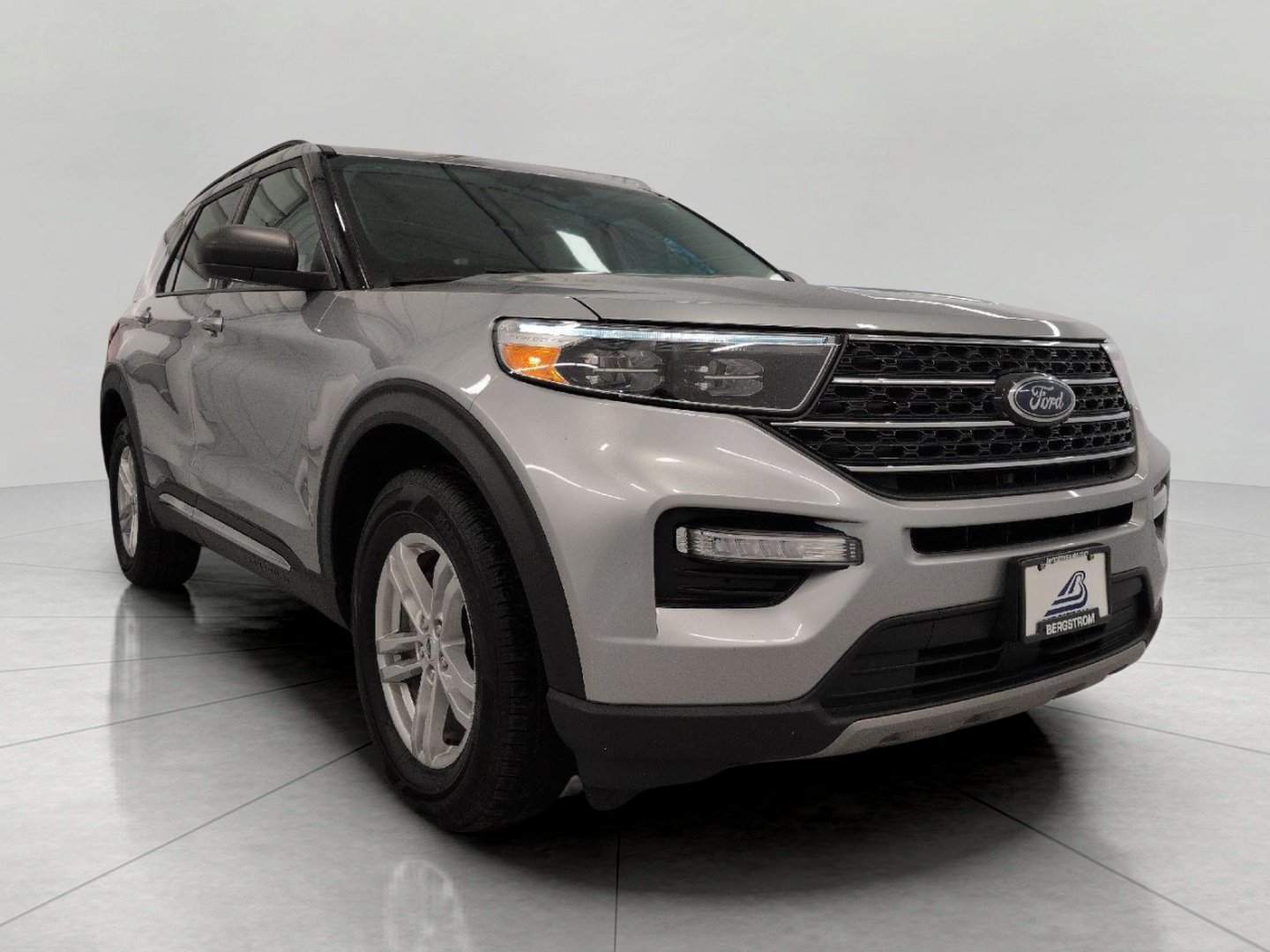 Used 2024 Ford Explorer XLT w/ Equipment Group 202A AWD/4WD image 29