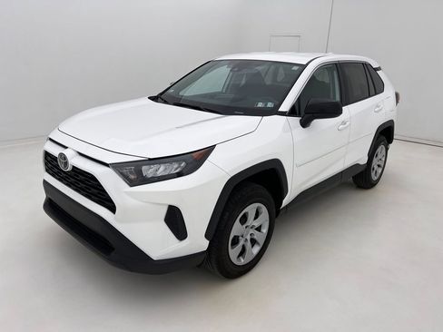 Used 2022 Toyota RAV4 LE image 4