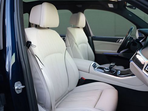 Used 2021 BMW X5 M50i w/ Executive Package image 19
