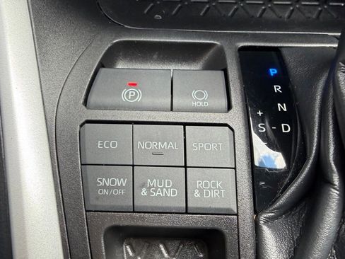 Used 2022 Toyota RAV4 XLE image 24