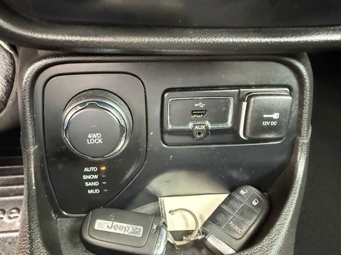 Used 2017 Jeep Renegade Latitude AWD/4WD image 15