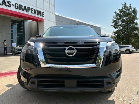 Used 2025 Nissan Pathfinder SV FWD image 3
