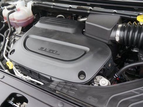 Used 2024 Chrysler Pacifica Touring-L image 68