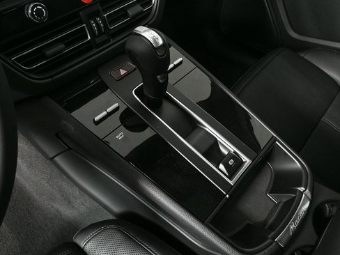 Certified 2025 Porsche Macan image 16