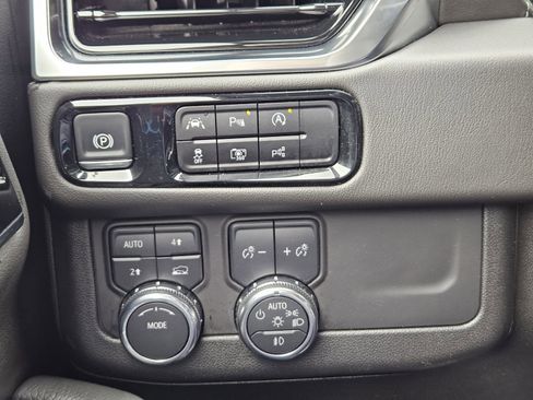 Used 2025 GMC Yukon Denali AWD/4WD image 23