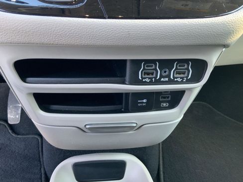 Used 2022 Chrysler Pacifica Touring-L image 48