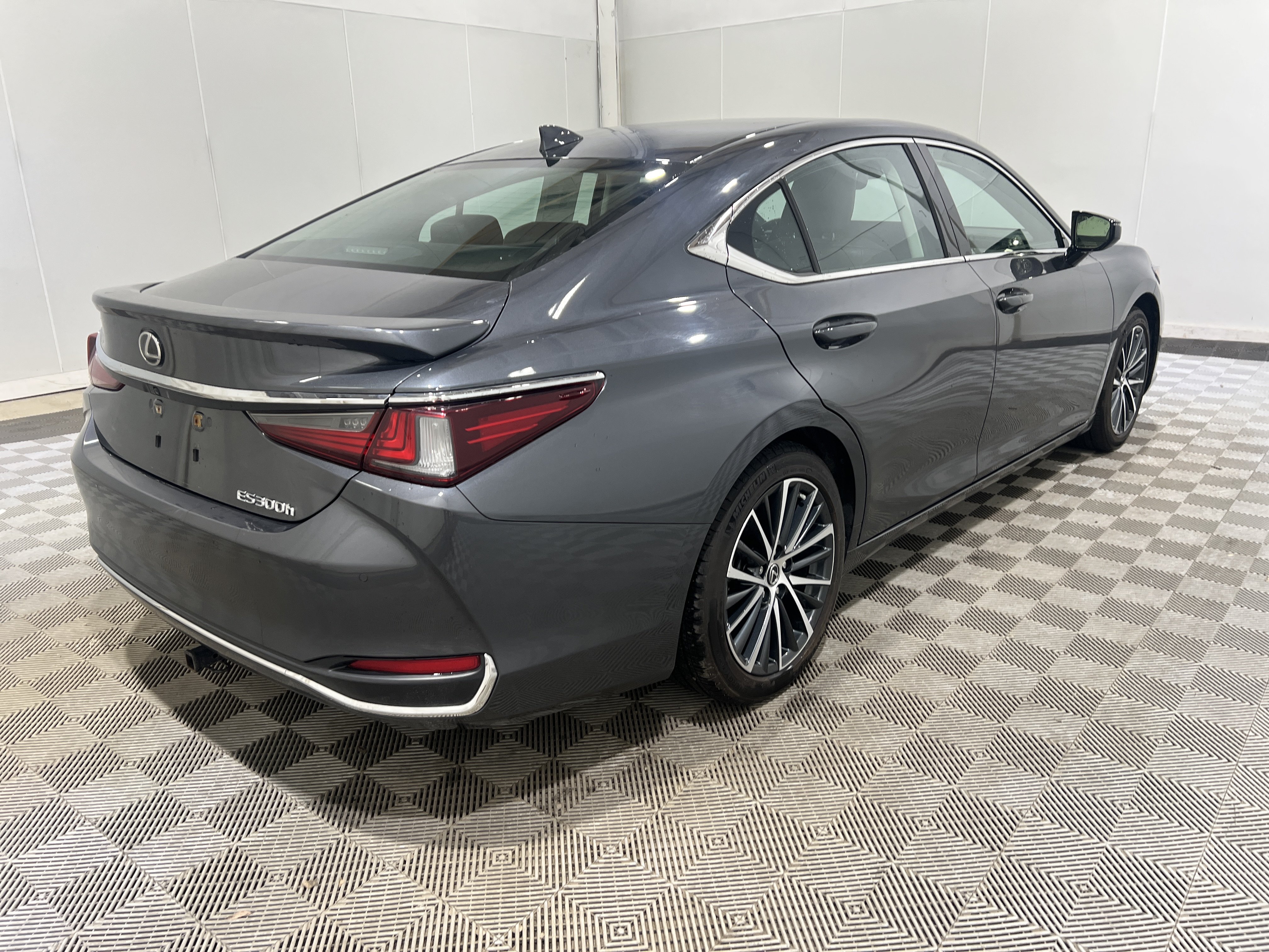 Used 2024 Lexus ES 300h FWD image 3