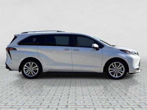 Certified 2023 Toyota Sienna Platinum image 8
