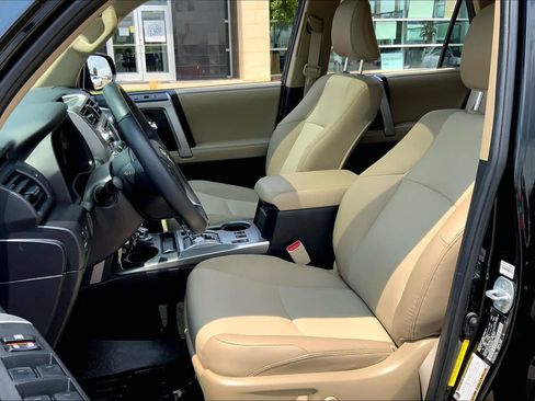 Used 2018 Toyota 4Runner SR5 Premium AWD/4WD image 9