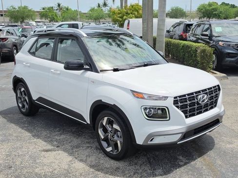Used 2025 Hyundai Venue Limited image 2