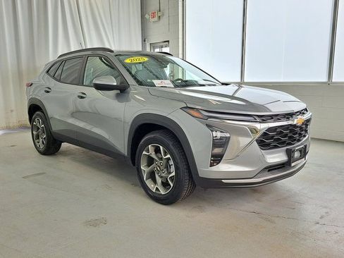 Used 2025 Chevrolet Trax LT w/ LT Convenience Package FWD image 5