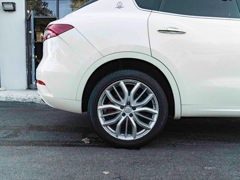 Used 2019 Maserati Levante GranLusso AWD/4WD image 11