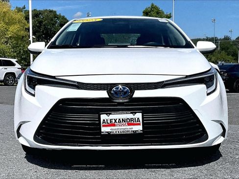 Used 2025 Toyota Corolla LE FWD image 3