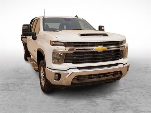 Used 2024 Chevrolet Silverado 2500 LT w/ Convenience Package image 2