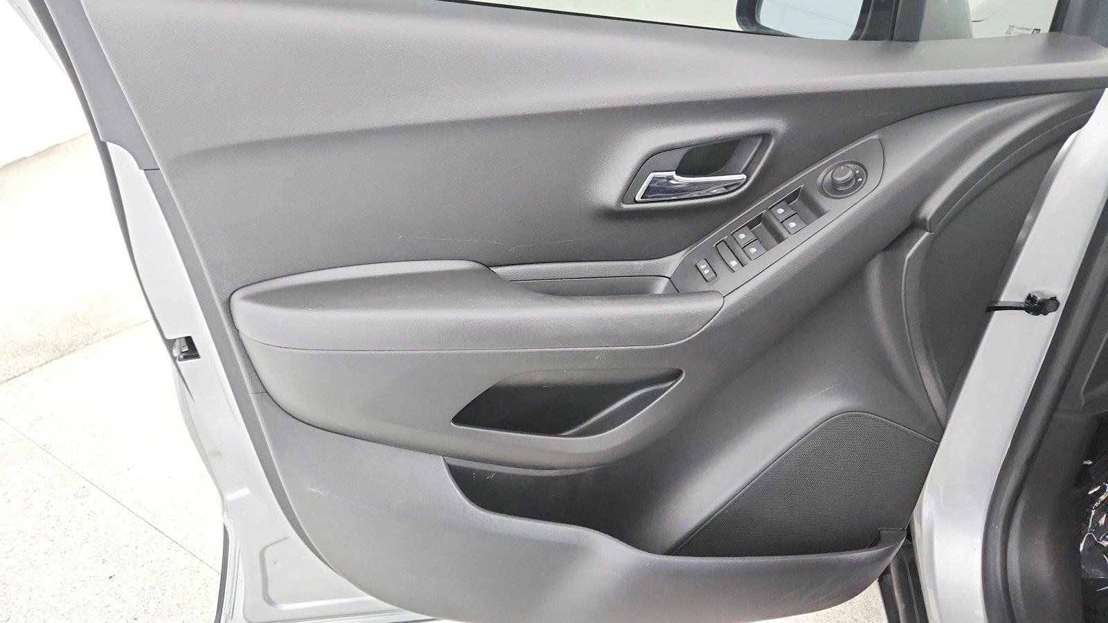 Used 2020 Chevrolet Trax LT w/ LT Convenience Package FWD image 16
